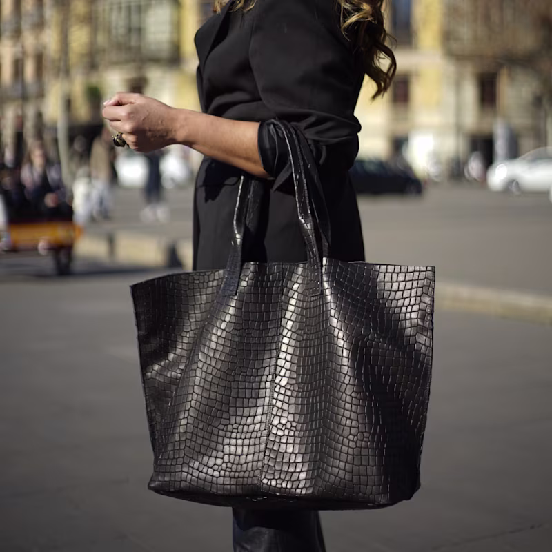 how to keep a large purse or tote organized and still find your keys