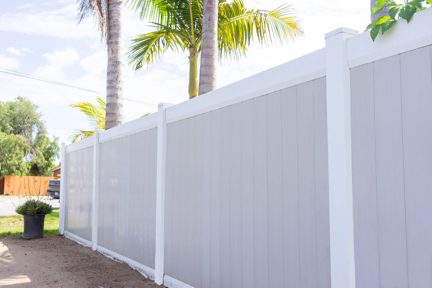 choosing the right color and texture for your vinyl fencing